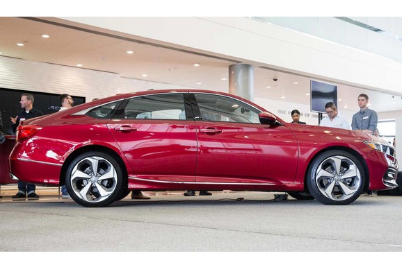 Xe sedan Honda Accord 2018 co gi de “dau” Toyota Camry?-Hinh-2